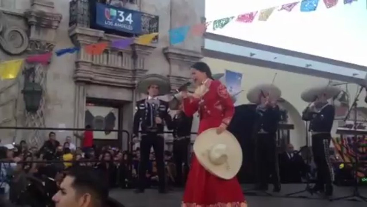 Danna Garcia canta en lanzamiento de Que Bonito Amor