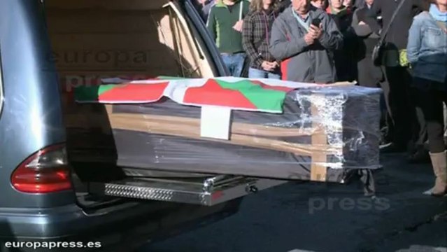 Reciben féretro Thierry con gritos de Gora ETA