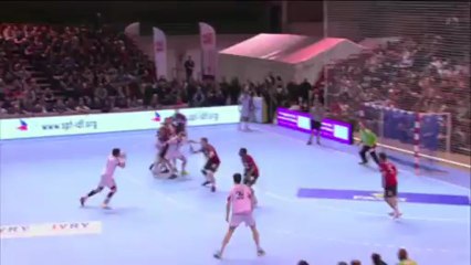 Le Parisien Robert Gunnarsson inscrit un but retourné dans le dos magnifique lors de la 20e journée de D1