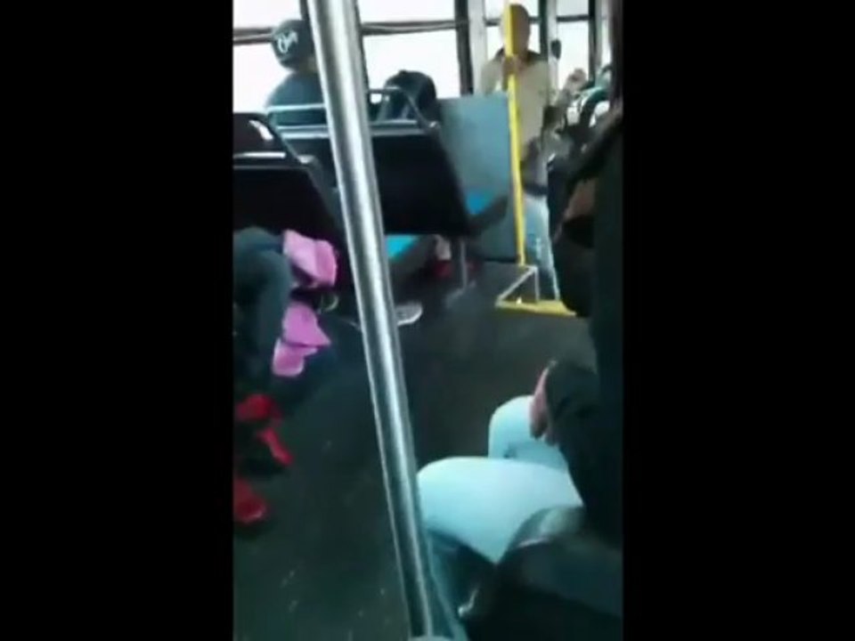 Une femme jette son bébé pour se battre dans un bus