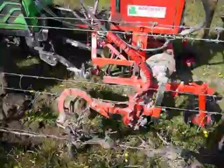 Décavaillonneuses Boisselet montéés à l avant de tracteur ,Vignobles Jean Jean