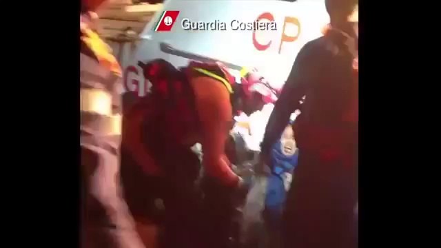 Lampedusa (AG) - Soccorsi della Guardia Costiera ai migranti (12.04.13)