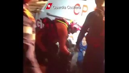 Lampedusa (AG) - Soccorsi della Guardia Costiera ai migranti (12.04.13)