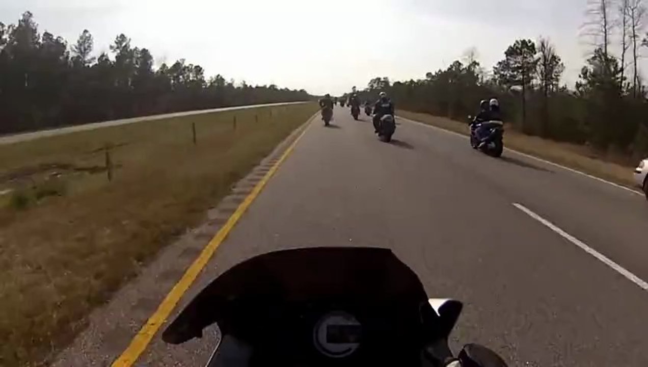Doubler un groupe de motards en colère par la droite !
