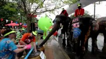 Bataille d'eau avec des éléphants pour le nouvel an thaïlandais