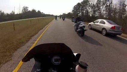 Водитель машины обгоняет байкеров