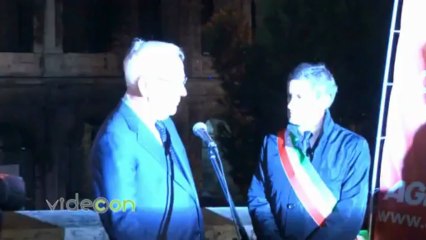 Luci accese al Colosseo per la Siria