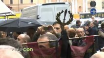 Gianfranco Fini contestato ai funerali di Pino Rauti. Saluti romani in piazza