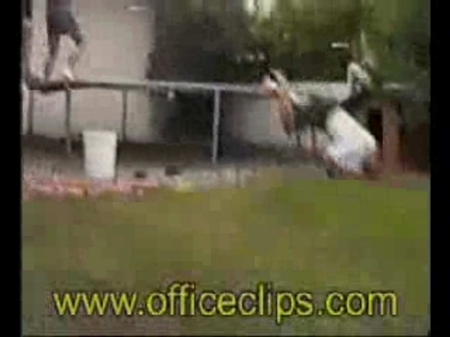 Regis fait du trampoline - Vidéo Dailymotion