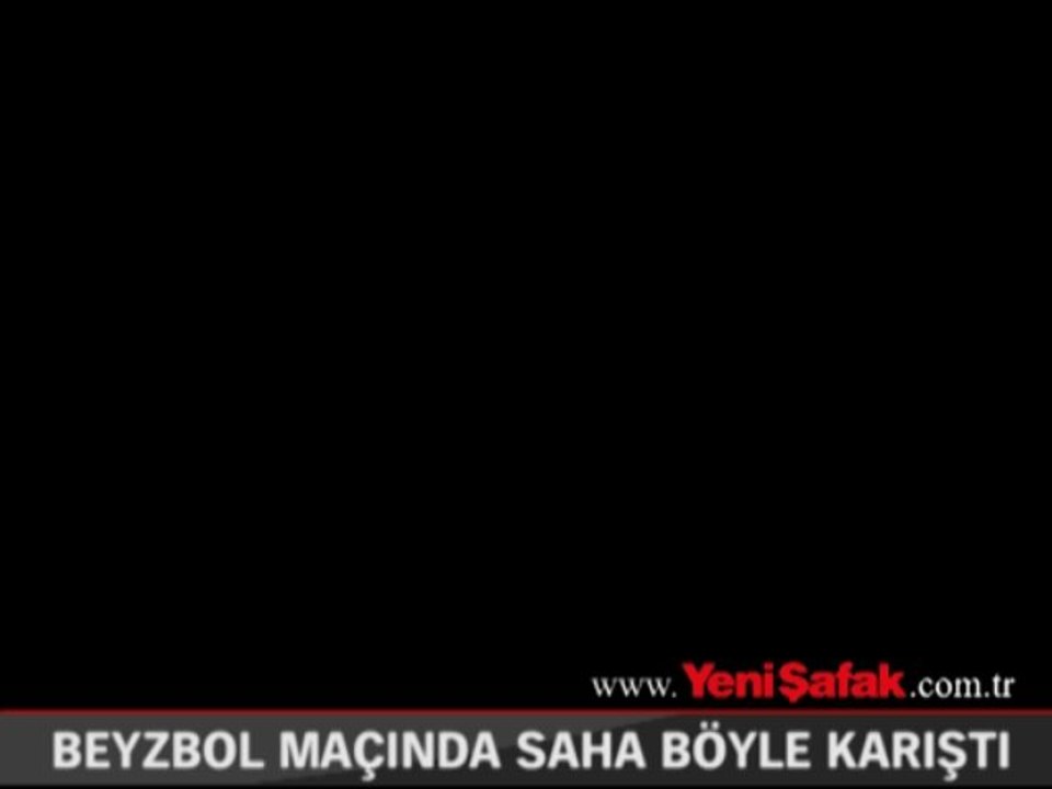 Beyzbol maçında saha böyle karıştı
