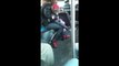 Mulher joga bebê em passageira durante discussão em ônibus nos EUA