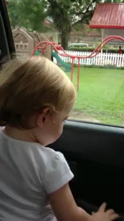 Gabrielle arrive à la crèche