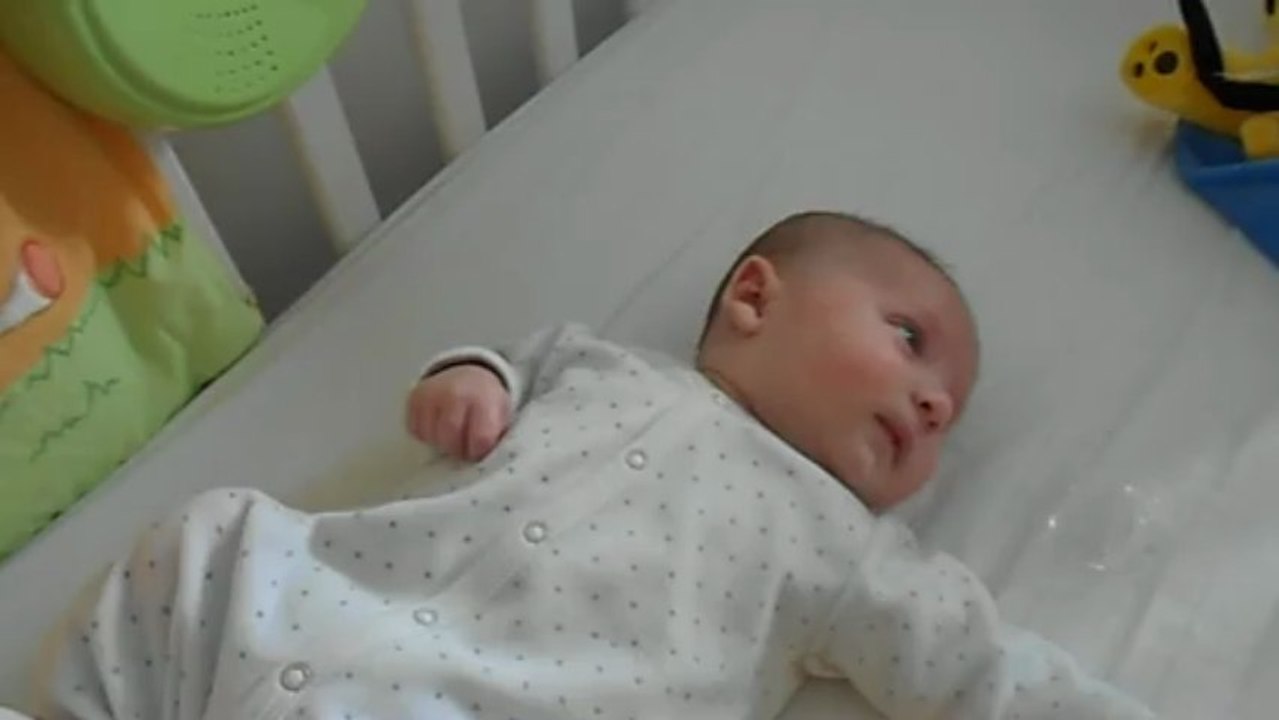 Hugo regarde son mobile