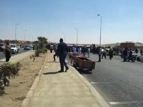 وقت غلق الطريق من قبل ابناء مبارك بعد مناوشات مع المعارضين