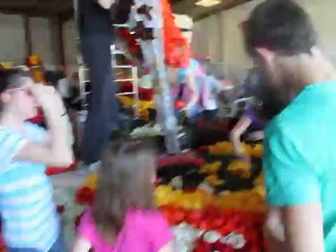 2013 Avril. SOUSTONS. Fête Tulipe. Construction chars fleuris