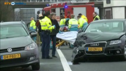 Moeder en kinderen gewond na remmen voor eend - RTV Noord