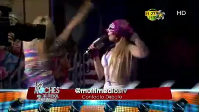 La chica del Antifaz y Ema Huevo cantan en las Noches del Fútbol