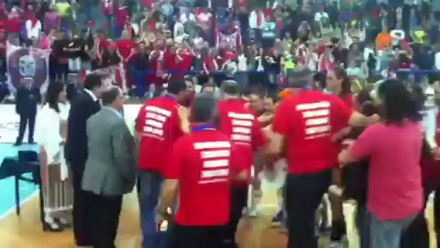 Οι παίκτριες του Ολυμπιακού σηκώνουν το κύπελλο