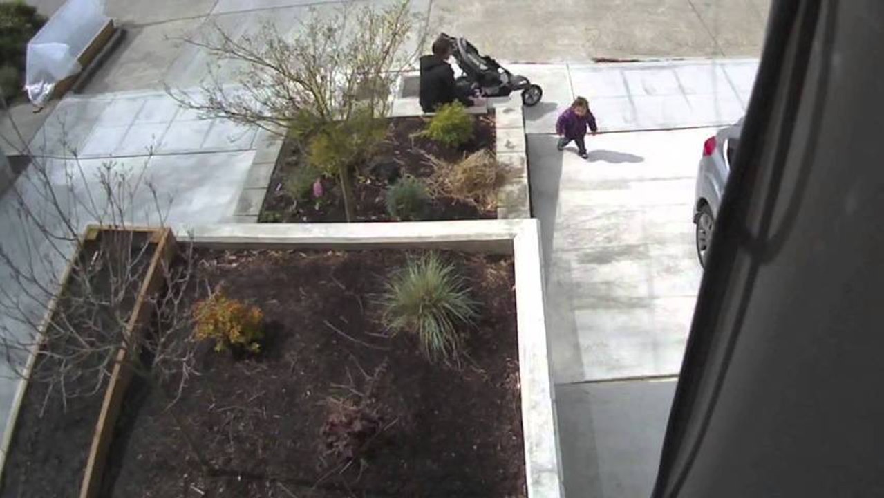 Un père utilise son bébé pour voler des colis