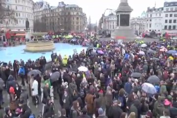Thatcher'ın ölümünü Trafalgar'da kutladılar