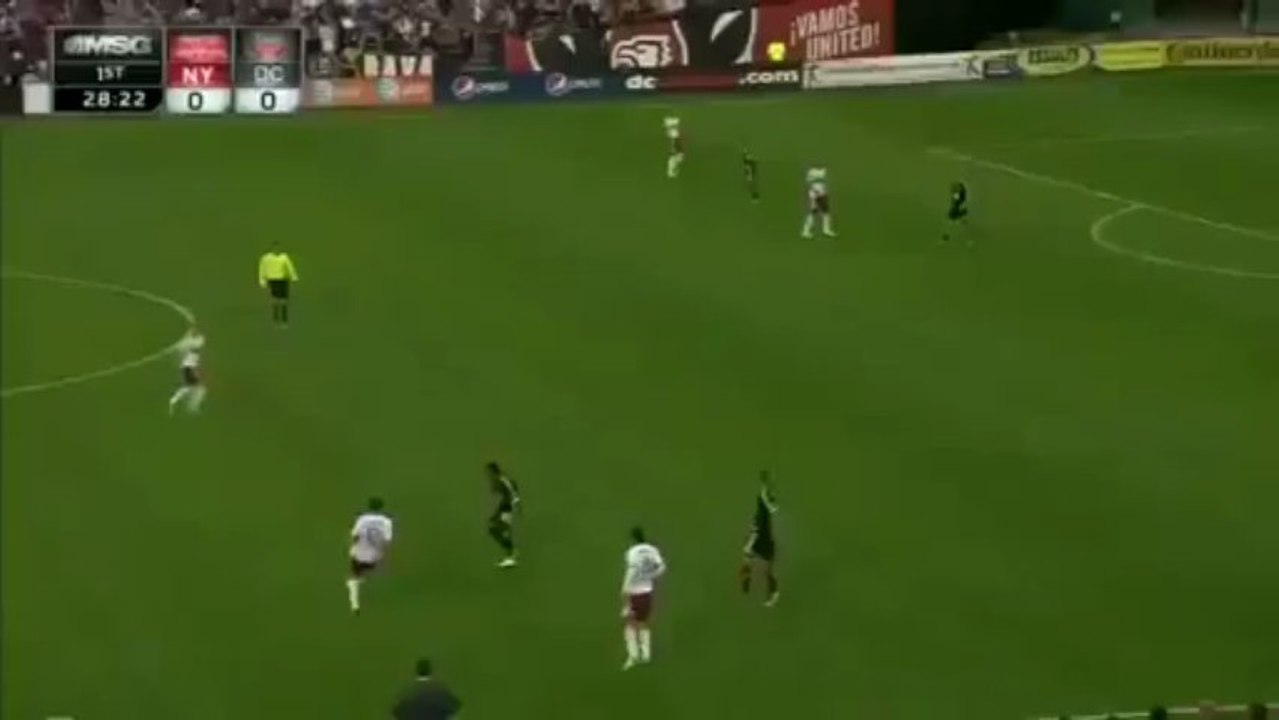 Thierry Henry marque un but contre DC United avec les New York Red Bulls