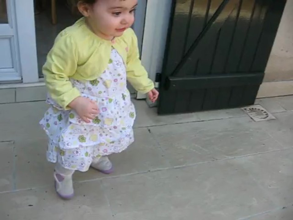 Léa joue au balon 14.04.13 023