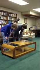 Il se fait évanouir et tombe sur une table