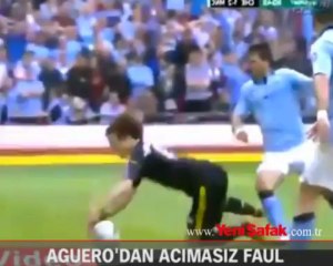 Aguero'dan acımasız faul!