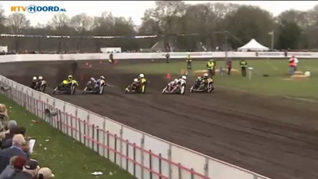 Zijspancombinaties crashen tijdens grasbaanraces Vries - RTV Noord