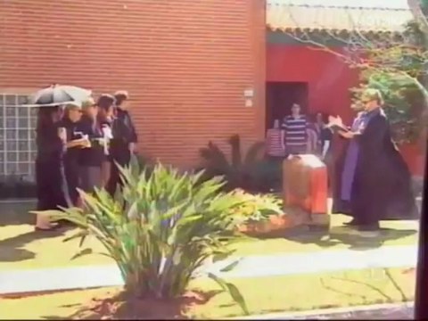 МОТИКА: Бразилска скриена камера: Погреб во дворот