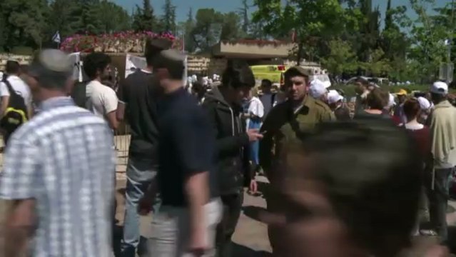 Sirens sound as Israel remembers fallen soldiers, civilians