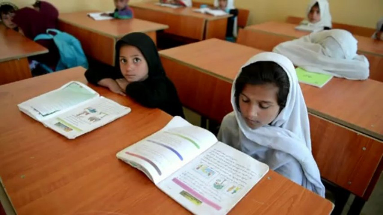 أنجلينا جولي تمول مدرسة في افغانستان