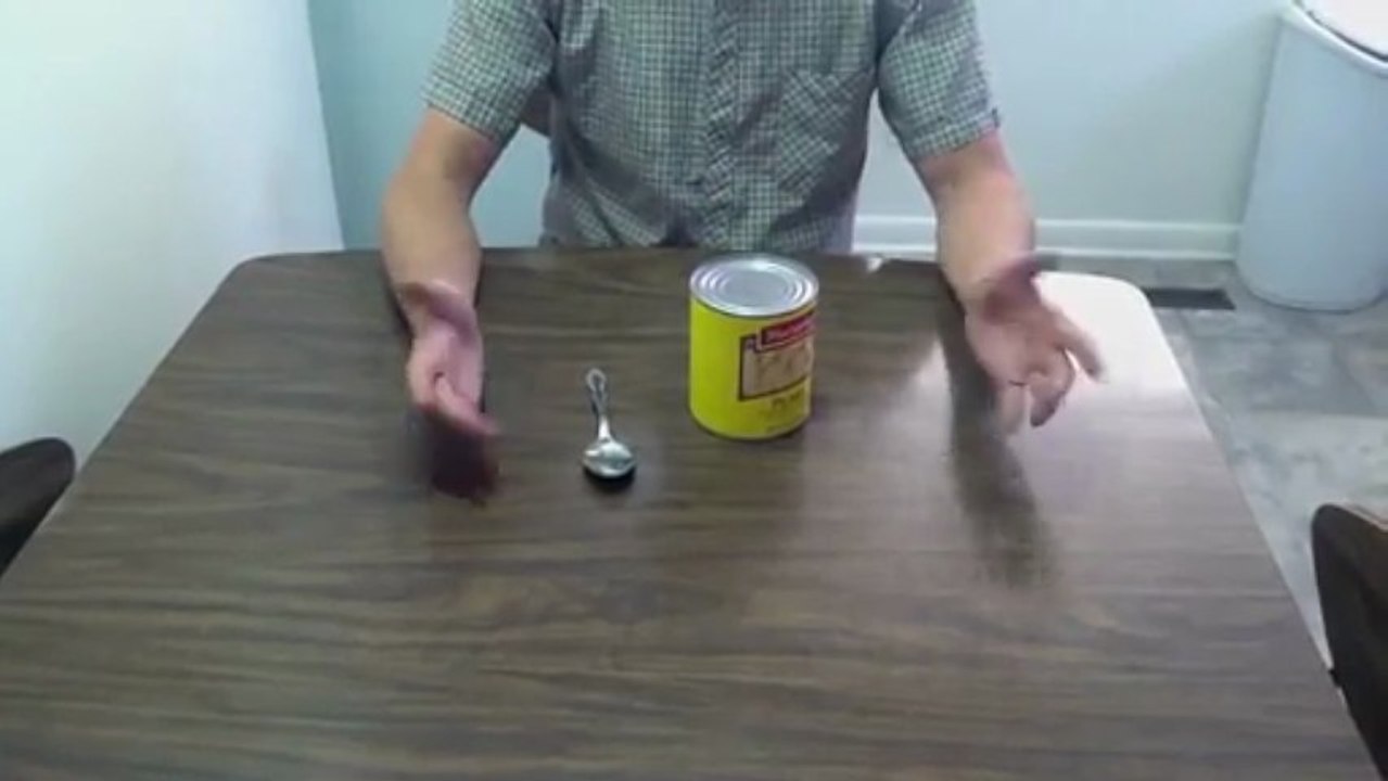 Ouvrir une boîte de conserve avec une cuillère