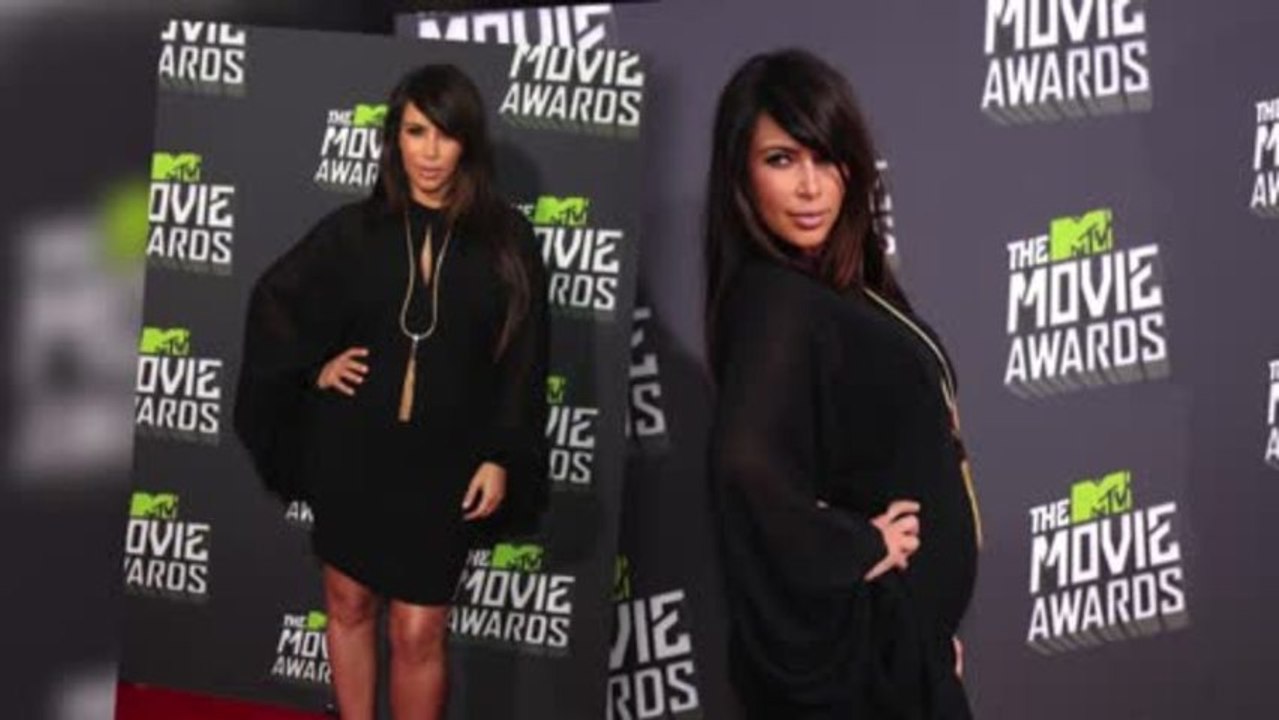 Kim Kardashian im kleinen Schwarzen