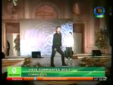 Pedro conduciendo desfile Viste Corrientes 2013 3ra. parte (y desfilando) - 13 de Abril