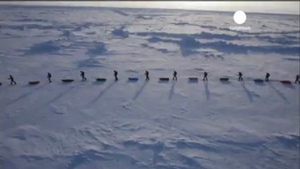 Les couleurs de Greenpeace flottent au fond de l'Arctique