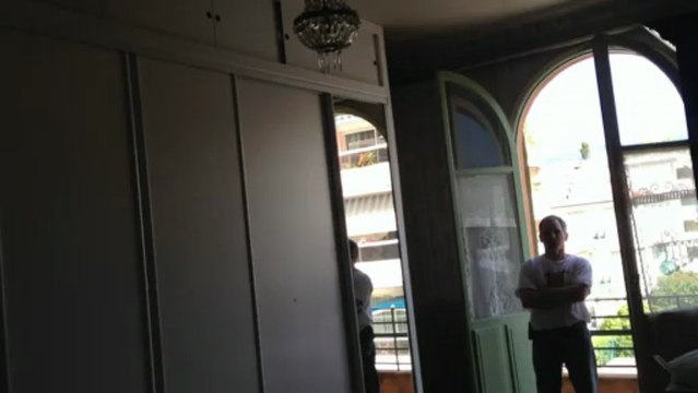 Un placard à portes coulissantes automatiques