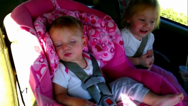 Il Gangam Style contagia una bimba che dorme in macchina