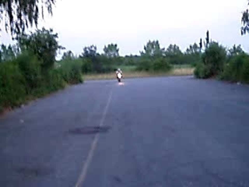 Moi en Hornet 600 wheeling et stoppie