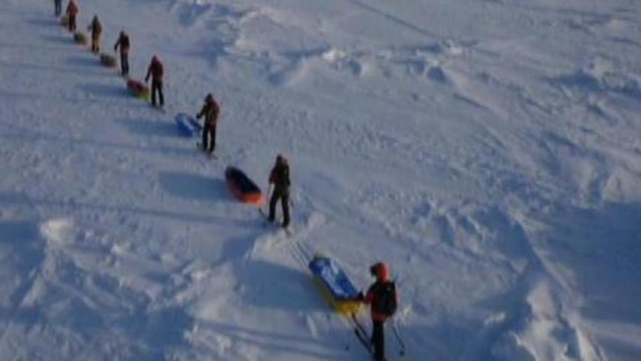 Activists plant flag on Arctic seabed