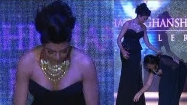 Sushmita Sen Stumbles On The Ramp @ IIJW 2012
