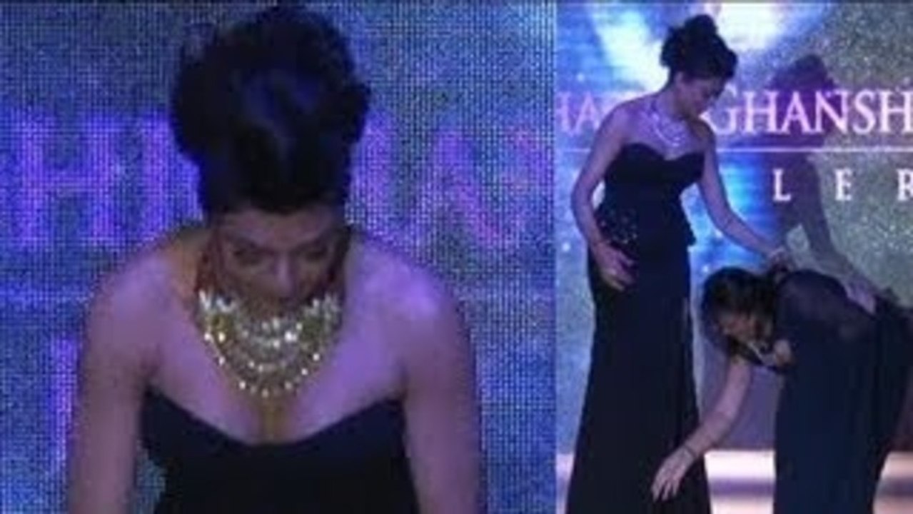 Sushmita Sen Stumbles On The Ramp @ IIJW 2012