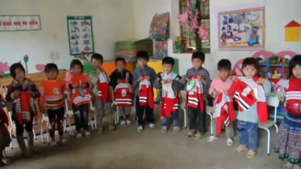 DISTRIBUTION DE VETEMENTS CHAUDS  AUX ENFANTS  4 ET 5 ANS DE LA PA TAN