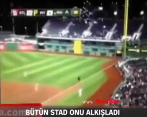 Tüm stad onu alkışladı