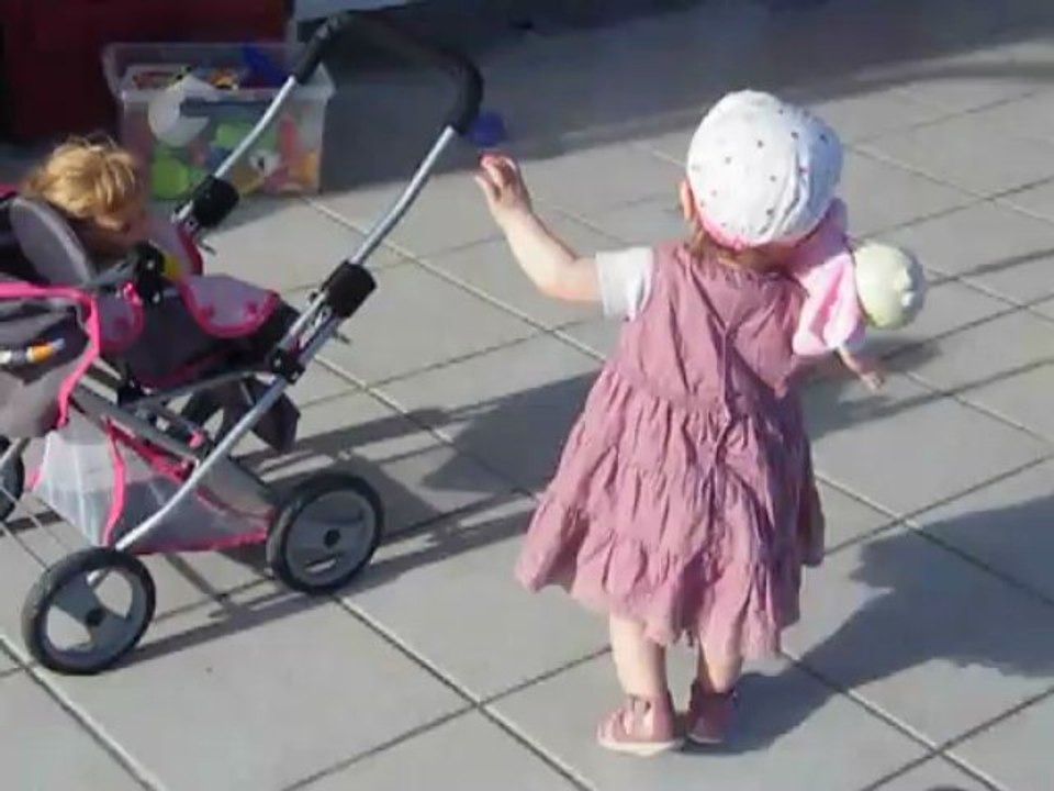 Elsa galope sur la terrasse