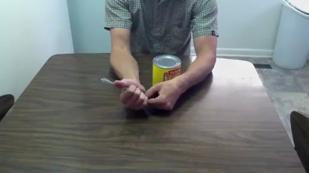 Comment ouvrir une conserve avec une cuillère.