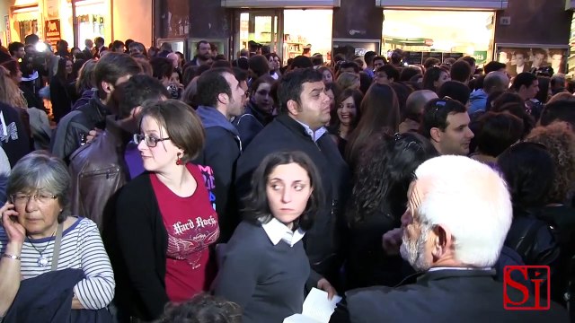 Napoli - In duemila per Roberto Saviano alla Feltrinelli -3- (15.04.13)