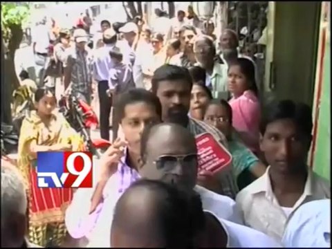 Gold buyers queue up outside shops as prices fall