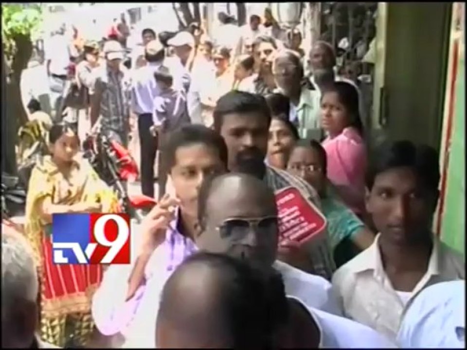 Gold buyers queue up outside shops as prices fall