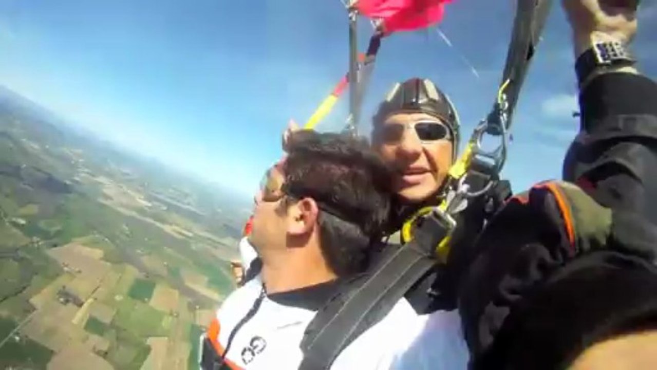 Maxime saute en parachute avec Go-Parachutisme